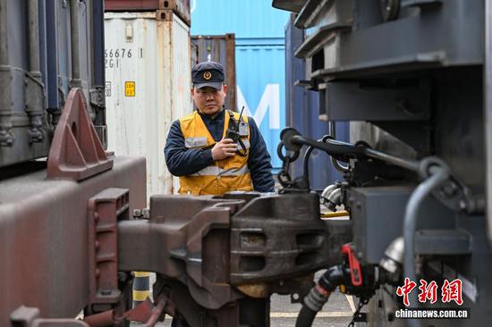 3月18日，一列满载“贵州造”汽车及配套零部件的中欧班列从贵州省贵阳国际陆港都拉营站驶出，标志着贵州省2026年第二趟中欧班列顺利开行。该中欧班列共装载55个集装箱，经阿拉山口口岸出境，预计15天左右抵达白俄罗斯明斯克州，全程运行约11650公里。图为贵阳南车站工作人员在进行班列连挂作业。