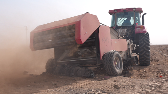 集膜箱正在“吐”出残膜。阿地力·阿力米提 摄