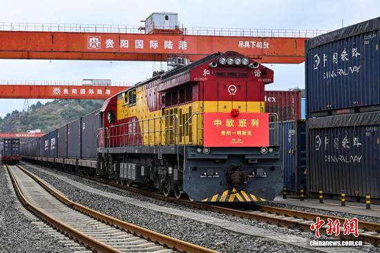 3月18日，贵州省2026年第二趟中欧班列——满载“贵州造”汽车及配套零部件的中欧班列从贵州省贵阳国际陆港都拉营站顺利开行。图为中欧班列整装待发。　中新网记者 瞿宏伦 摄
