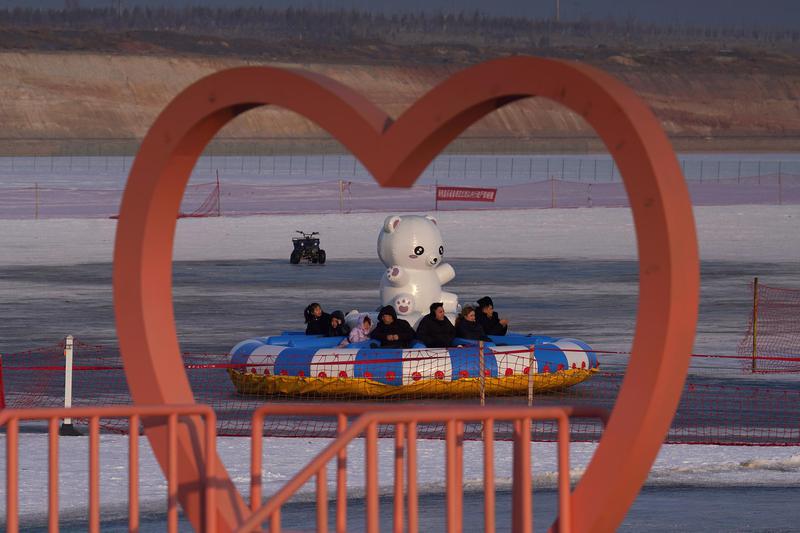 2月19日，金龙湖公园冰雪乐园，市民和游客在雪地摩托、超长冰滑道等20余项全龄段体验项目中感受冰雪运动的乐趣。克拉玛依融媒记者 崔文娟 摄