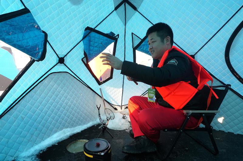 1月24日，金龙湖公园，2026年全疆自然水域冰钓大赛正在进行中。克拉玛依融媒记者　崔文娟　摄