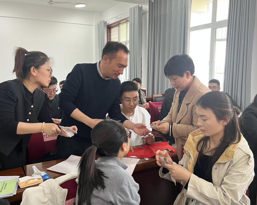 尉犁县委党校第36期中青年干部政治理论培训班开展“一位榜样传能量”主题活动