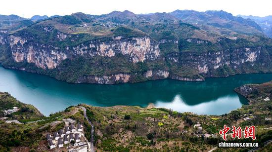 3月18日，乌江上游贵州省黔西市素朴镇境内的马路河峡谷，江水碧绿，两岸青山叠翠，尽显静谧与生机。