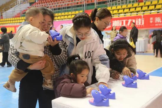 活动现场，家长陪孩子做亲子游戏。阿的拉 摄