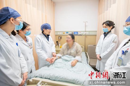 傅淑艳带领团队在病房中开展中医查房。浙江省中医院供图