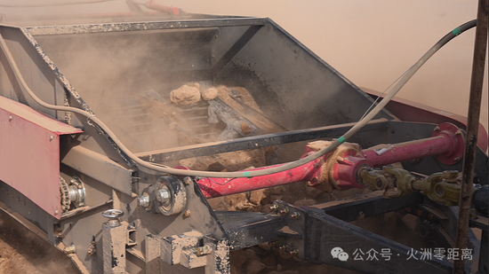 栅条滚筒通过抖动筛分，将泥土抖落，并将残膜捡拾输送至集膜箱。阿地力·阿力米提 摄