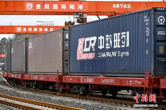 3月18日，一列满载“贵州造”汽车及配套零部件的中欧班列从贵州省贵阳国际陆港都拉营站驶出，标志着贵州省2026年第二趟中欧班列顺利开行。该中欧班列共装载55个集装箱，经阿拉山口口岸出境，预计15天左右抵达白俄罗斯明斯克州，全程运行约11650公里。图为中欧班列发车。