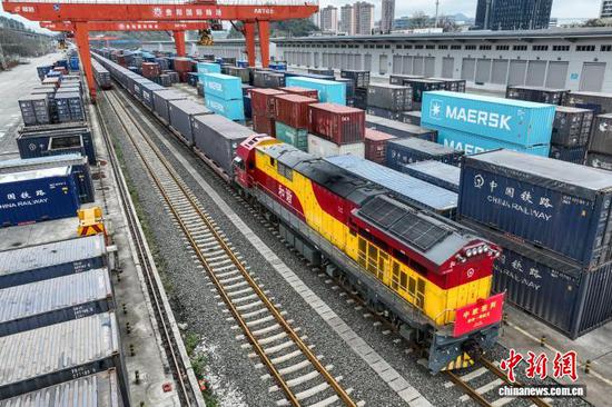 3月18日，贵州省2026年第二趟中欧班列——满载“贵州造”汽车及配套零部件的中欧班列从贵州省贵阳国际陆港都拉营站顺利开行。图为中欧班列发车。　中新网记者 瞿宏伦 摄
