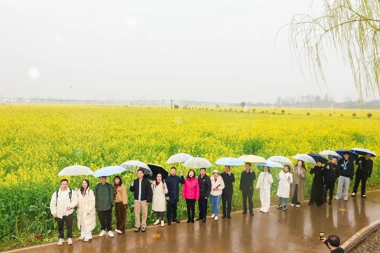 网络大V参观云梦胡金店油菜花海。来源：长江云

