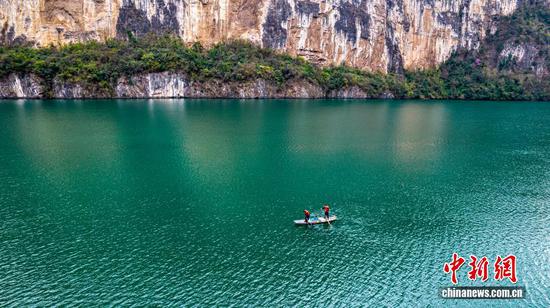 3月18日，乌江上游贵州省黔西市素朴镇境内的马路河峡谷，江水碧绿，两岸青山叠翠，尽显静谧与生机。