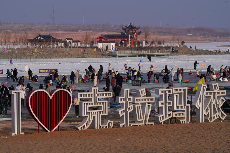 2月19日，金龙湖公园冰雪乐园，市民和游客在雪地摩托、超长冰滑道等20余项全龄段体验项目中感受冰雪运动的乐趣。克拉玛依融媒记者 崔文娟 摄