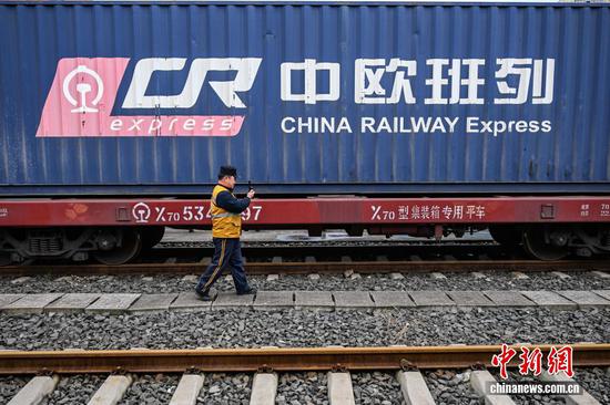 3月18日，一列满载“贵州造”汽车及配套零部件的中欧班列从贵州省贵阳国际陆港都拉营站驶出，标志着贵州省2026年第二趟中欧班列顺利开行。该中欧班列共装载55个集装箱，经阿拉山口口岸出境，预计15天左右抵达白俄罗斯明斯克州，全程运行约11650公里。图为贵阳南车站工作人员在开行前巡检中欧班列。
