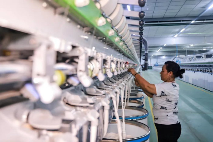 精河工业园区建设与纺织生产场景图。