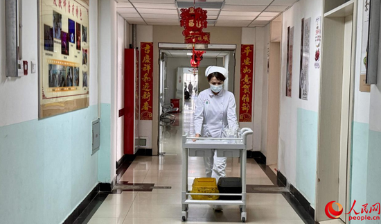 护士正在忙碌工作。人民网 娜地拉摄