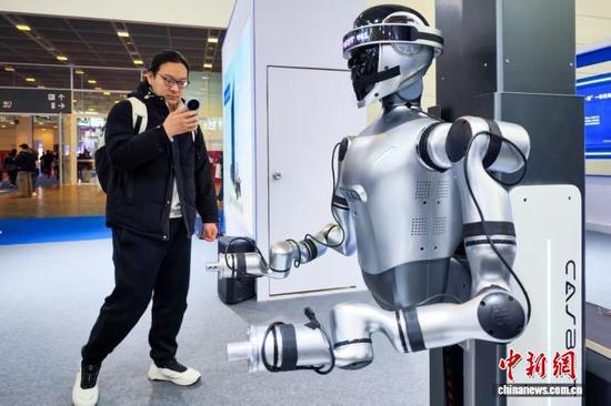 3月18日，天津，观众参观人形机器人。当日，第22届中国（天津）国际装备制造业博览会在国家会展中心（天津）启幕。　中新社记者 佟郁 摄