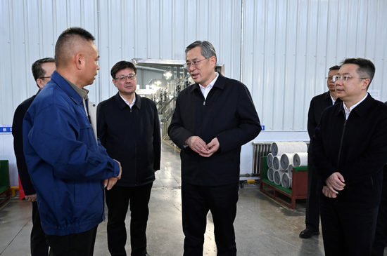 3月18日，自治区党委副书记、兵团党委书记、政委何忠友在四师可克达拉市新能源新材料有关企业，了解企业生产经营等情况。兵团日报全媒体记者 张鑫 摄