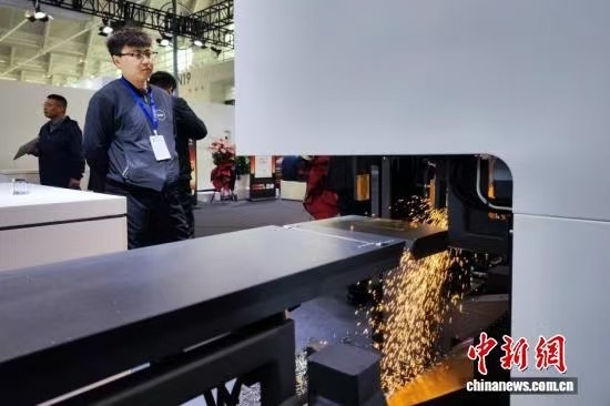 3月18日，天津，观众参观激光切割设备。当日，第22届中国（天津）国际装备制造业博览会在国家会展中心（天津）启幕。本届天津工博会以“工业数智转型赋能绿色发展”为主题，汇聚了近800家海内外知名企业参展，设置了机床、机器人、自动化、人工智能、算力基础设施与应用、电子、焊接及切割等展区，集中展示各领域的最新技术、产品和解决方案。中新社记者 佟郁 摄