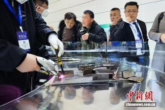 3月18日，天津，观众参观激光切割设备。当日，第22届中国（天津）国际装备制造业博览会在国家会展中心（天津）启幕。本届天津工博会以“工业数智转型赋能绿色发展”为主题，汇聚了近800家海内外知名企业参展，设置了机床、机器人、自动化、人工智能、算力基础设施与应用、电子、焊接及切割等展区，集中展示各领域的最新技术、产品和解决方案。中新社记者 佟郁 摄