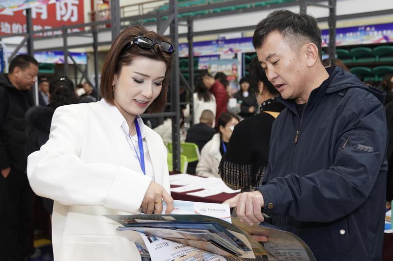 大会期间，来自全疆各地的文旅从业者齐聚一堂，现场实现文旅资源精准对接。克拉玛依融媒记者 非尔代维斯·热夏提 摄