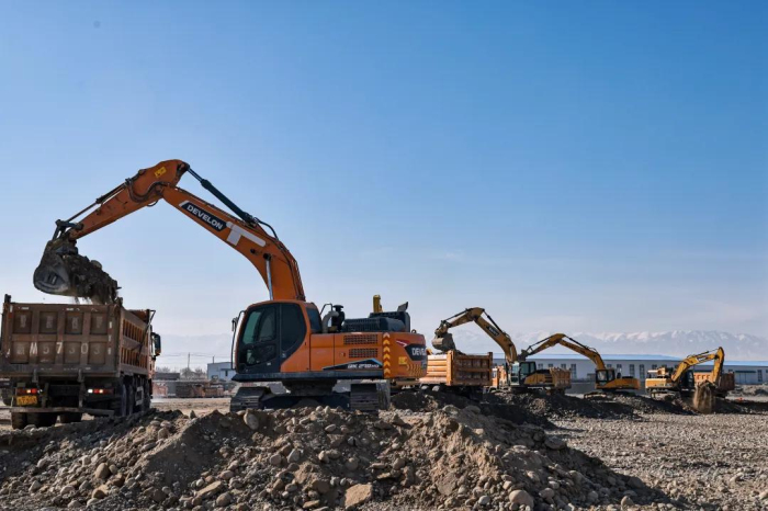 精河新投纺织科技有限公司30万锭棉纺项目建设工地正在施工。