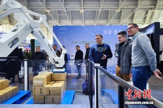 3月18日，天津，观众参观码垛工作站。当日，第22届中国（天津）国际装备制造业博览会在国家会展中心（天津）启幕。本届天津工博会以“工业数智转型赋能绿色发展”为主题，汇聚了近800家海内外知名企业参展，设置了机床、机器人、自动化、人工智能、算力基础设施与应用、电子、焊接及切割等展区，集中展示各领域的最新技术、产品和解决方案。中新社记者 佟郁 摄