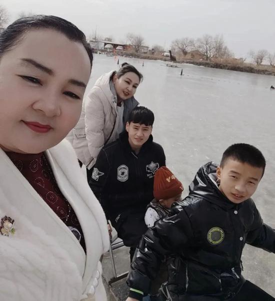 阿依夏木古丽带着邱硕浩与家人一起游玩。受访者供图