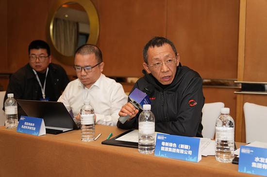 参会企业代表在克拉玛依（上海）绿色能源产业对接会上进行交流发言，共促两地绿色能源产业合作。克拉玛依融媒特派记者 闵勇 摄f