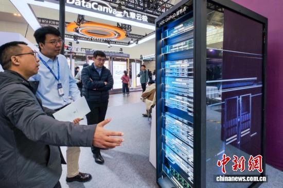 3月18日，天津，观众在首次设置的天津国际算力基础设施与应用展区参观超节点服务器。当日，第22届中国（天津）国际装备制造业博览会在国家会展中心（天津）启幕。本届天津工博会以“工业数智转型赋能绿色发展”为主题，汇聚了近800家海内外知名企业参展，设置了机床、机器人、自动化、人工智能、算力基础设施与应用、电子、焊接及切割等展区，集中展示各领域的最新技术、产品和解决方案。中新社记者 佟郁 摄