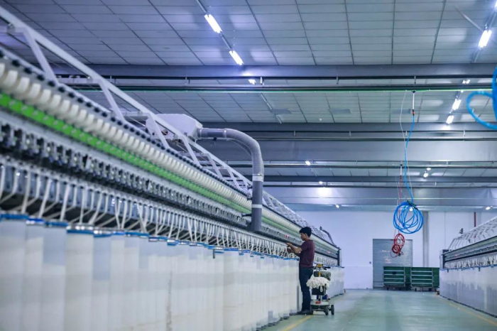 精河工业园区纺织生产场景。