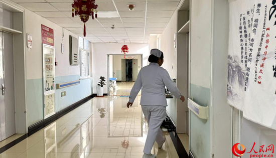 正骨科护士长阿热孜古丽·依夏克查房。人民网 娜地拉摄