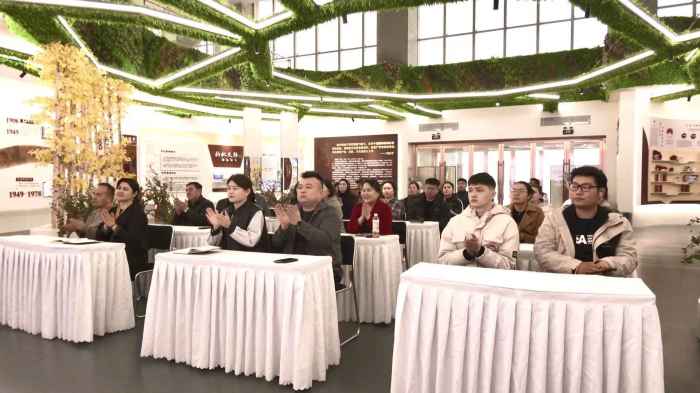 精河县文旅系统干部职工聆听宣讲后纷纷鼓掌。