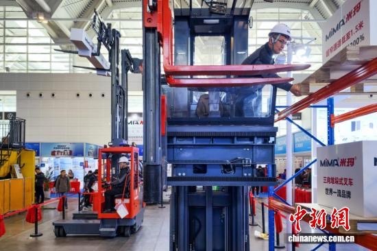 3月18日，天津，工作人员展示三向堆垛式叉车工作流程。当日，第22届中国（天津）国际装备制造业博览会在国家会展中心（天津）启幕。本届天津工博会以“工业数智转型赋能绿色发展”为主题，汇聚了近800家海内外知名企业参展，设置了机床、机器人、自动化、人工智能、算力基础设施与应用、电子、焊接及切割等展区，集中展示各领域的最新技术、产品和解决方案。中新社记者 佟郁 摄