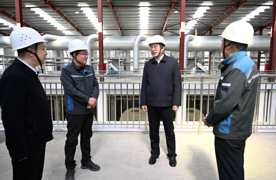 3月18日，自治区党委副书记、兵团党委书记、政委何忠友在四师可克达拉市生物医药有关企业，实地察看项目建设进展。兵团日报全媒体记者 张鑫 摄