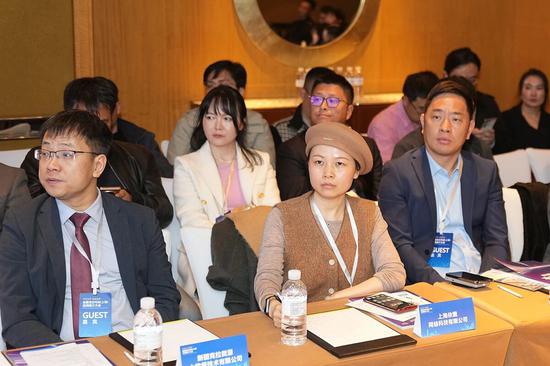 来自上海方面有关企业代表，以及我市相关部门、企业负责人共60余人参加对接会。克拉玛依融媒特派记者 闵勇 摄1