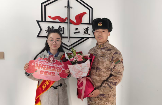 送花小分队将鲜花送给李天彦。克拉玛依融媒记者 马丽莎 摄9