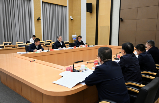 3月18日，自治区党委副书记、兵团党委书记、政委何忠友在四师可克达拉市主持召开座谈会，听取工作汇报。兵团日报全媒体记者 张鑫 摄