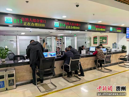 自然人综合办理窗口市民正在办理业务 自然人综合办理窗口市民正在办理业务