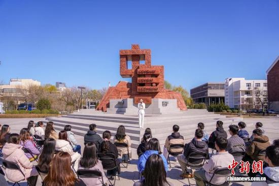 18日，南开大学“爱国三问”碑及文化广场正式落成，一堂以“历史之问、时代之问、未来之问”为主题的沉浸式“大思政课”同步开讲。（南开大学 供图）