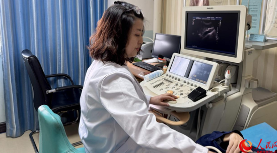 党外知识分子、副主任医师热依汗·赛依提正在专注工作。人民网 娜地拉摄