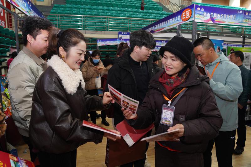 多家疆内旅行社到会场点对点进行交流。克拉玛依融媒记者 非尔代维斯·热夏提 摄