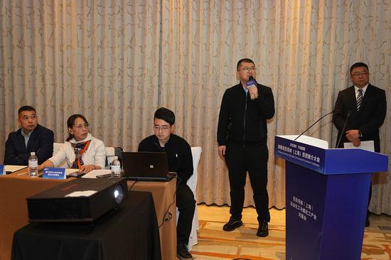 企业代表在克拉玛依（上海）石油化工与煤化工产业对接会上作分享交流发言，共同探讨产业发展新路径。克拉玛依融媒特派记者 闵勇 摄