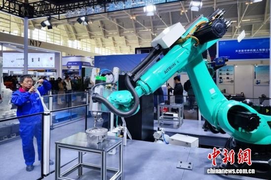 3月18日，天津，观众参观打磨工作站。当日，第22届中国（天津）国际装备制造业博览会在国家会展中心（天津）启幕。本届天津工博会以“工业数智转型赋能绿色发展”为主题，汇聚了近800家海内外知名企业参展，设置了机床、机器人、自动化、人工智能、算力基础设施与应用、电子、焊接及切割等展区，集中展示各领域的最新技术、产品和解决方案。中新社记者 佟郁 摄