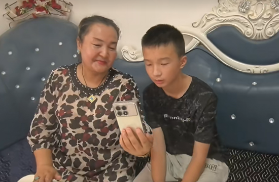 阿依夏木古丽和邱硕浩与邱佳良视频通话。受访者供图