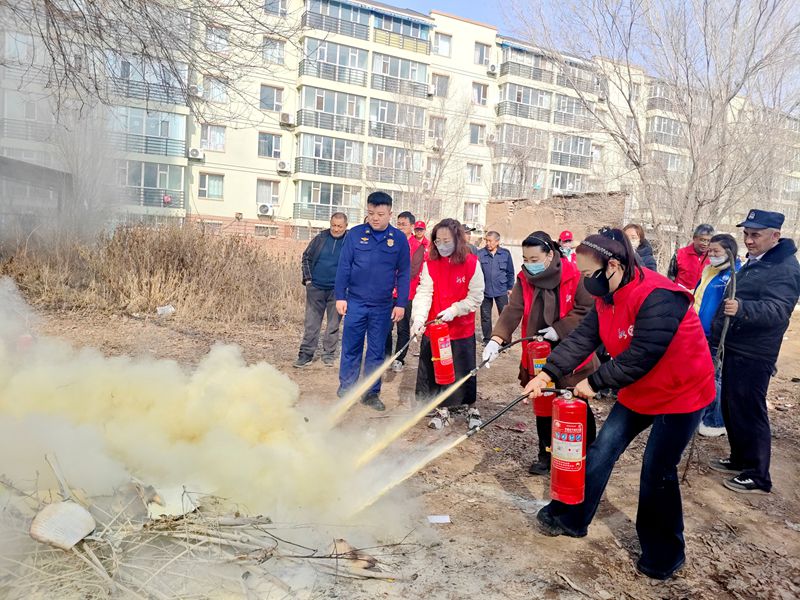 新疆呼图壁县消防春季安全进社区 宣传演练护平安