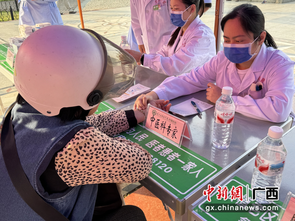 医院专家为市民进行义诊。 医院专家为市民进行义诊。