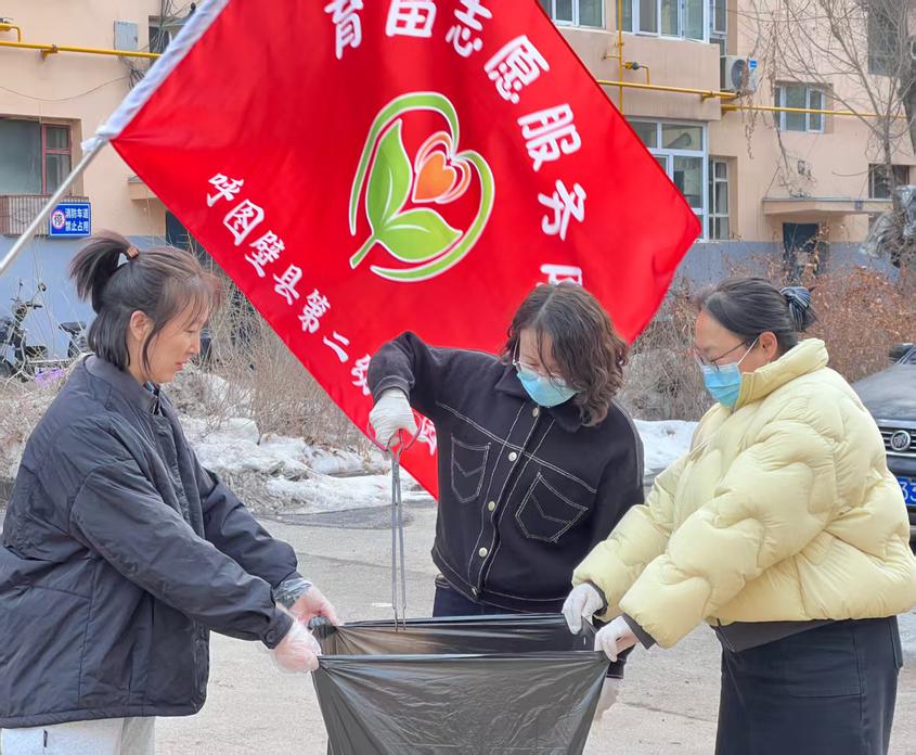 呼图壁县第二幼儿园育苗志愿服务队弘扬“阿同汗”精神开展环境整治活动
