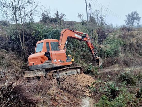 图为机械在进行烟田道路拓宽作业。韦钦泉摄