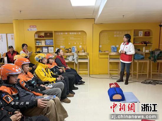 外卖骑手接受急救培训。滨江区文明办 供图 外卖骑手接受急救培训。滨江区文明办 供图