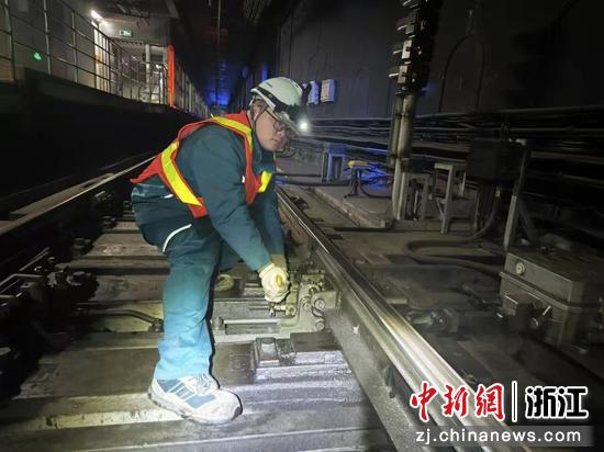 杭海城际信号维修员确认螺丝紧固。浙江交通集团 供图 杭海城际信号维修员确认螺丝紧固。浙江交通集团 供图