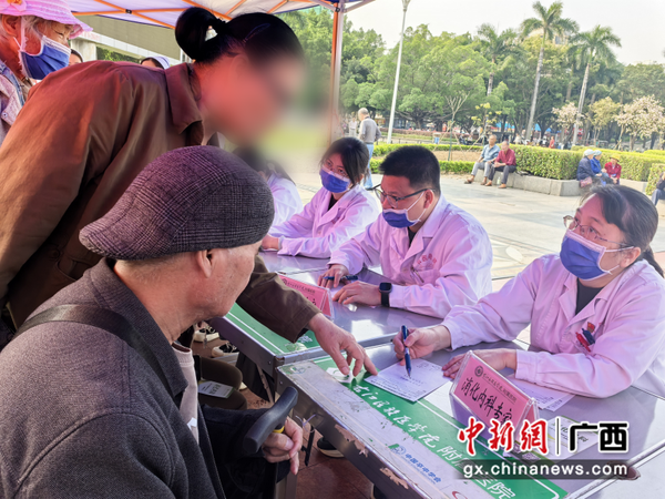 医院专家为市民进行义诊 医院专家为市民进行义诊